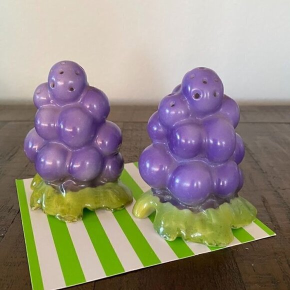 Royal Bayreuth Grape Salt & Pepper Shakers - Picture 1 of 2